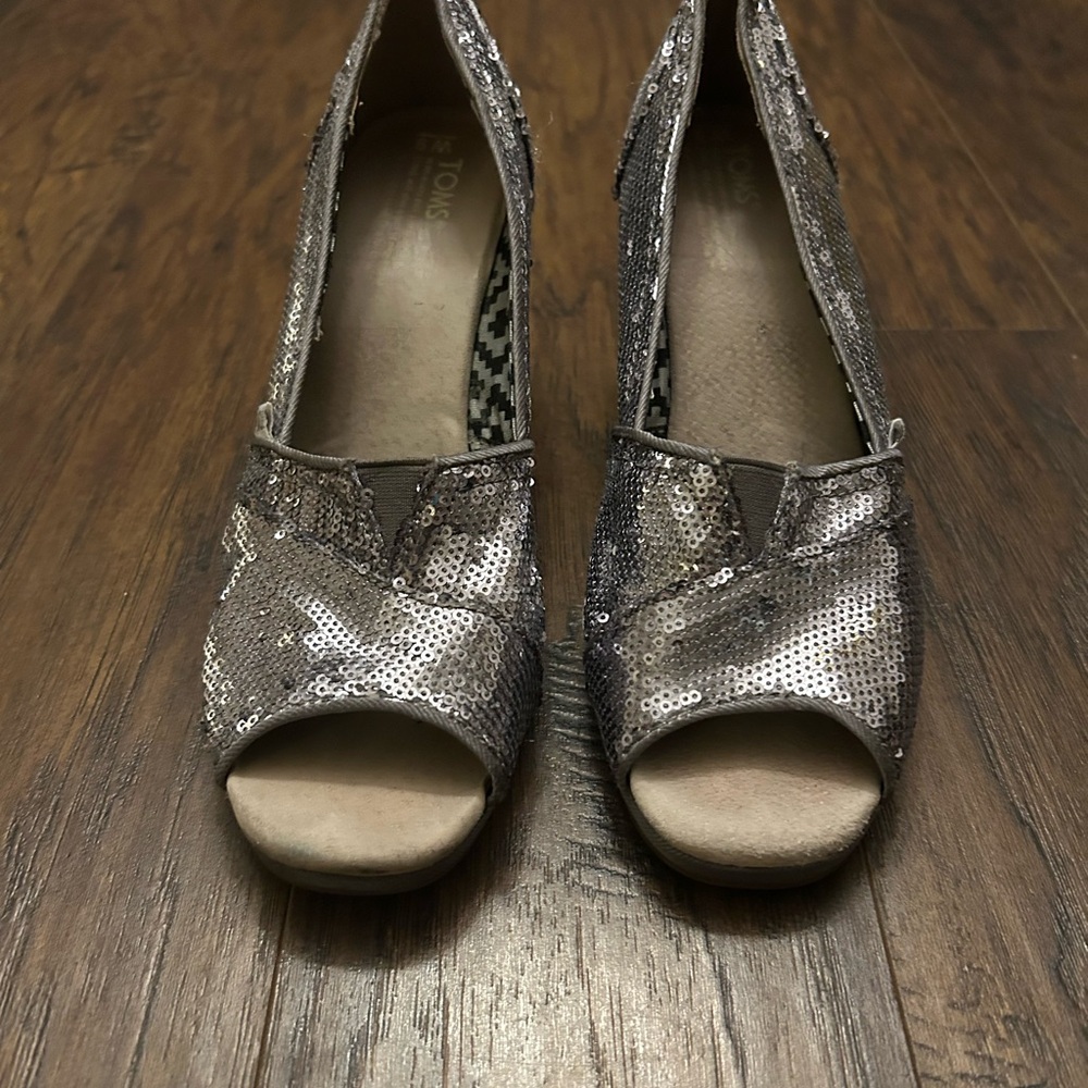 TOMS Women’s Silver Sequin Pewter Wedges Size 9